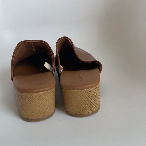 Clogs - Picture 3 of 4